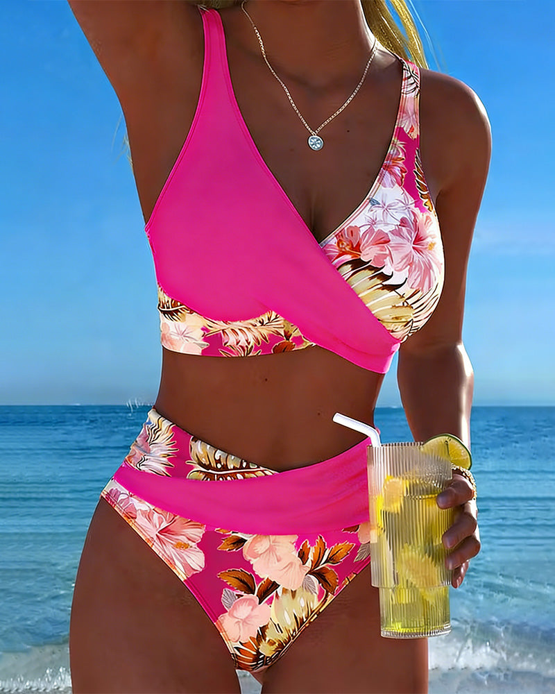 Bikini Floral con Abertura y Diseño Contrastante