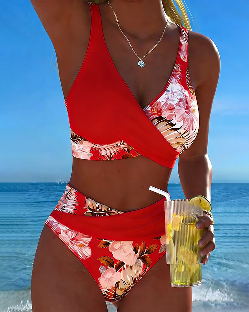 Bikini Floral con Abertura y Diseño Contrastante
