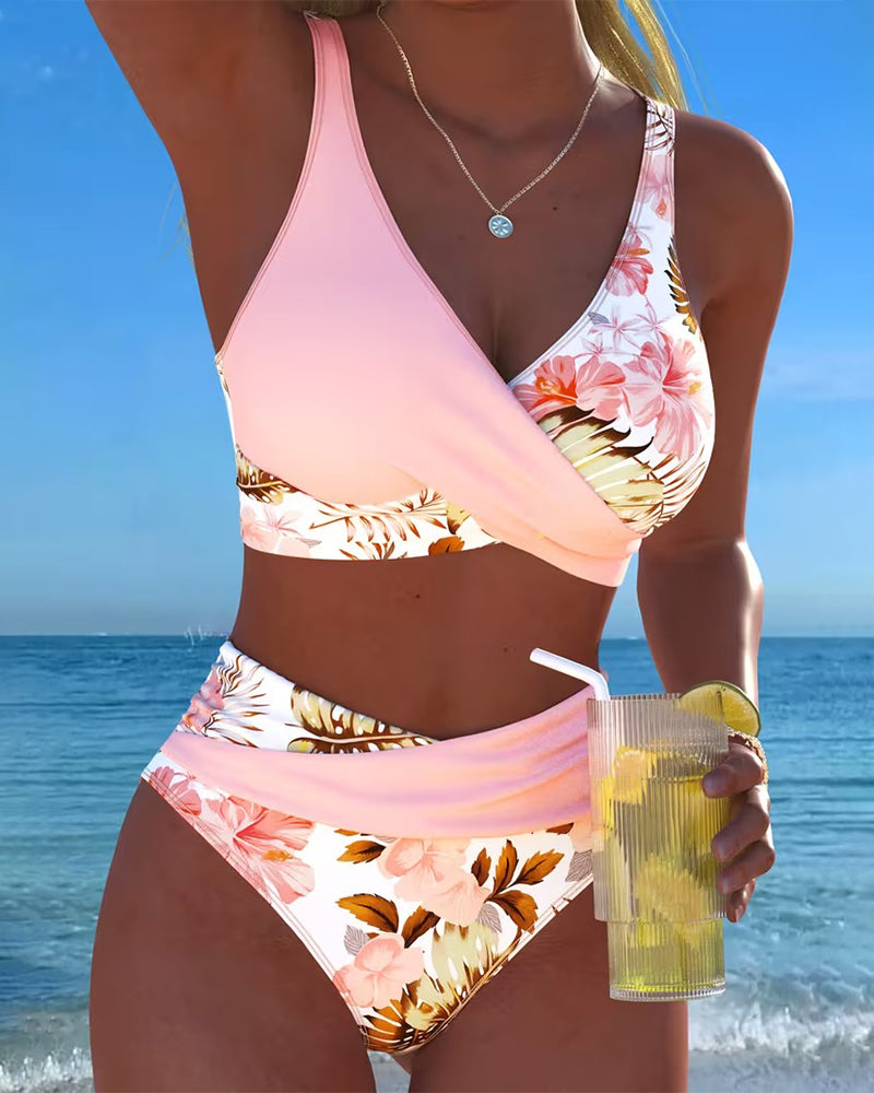 Bikini Floral con Abertura y Diseño Contrastante