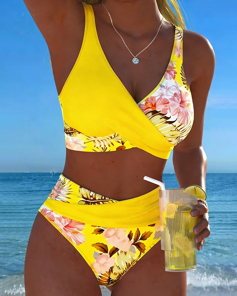 Bikini Floral con Abertura y Diseño Contrastante