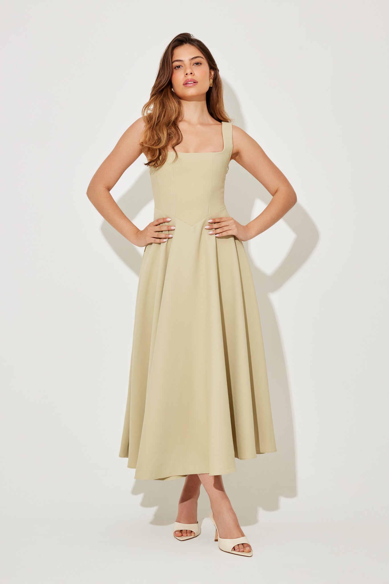 Amélia - Vestido Midi Atemporal